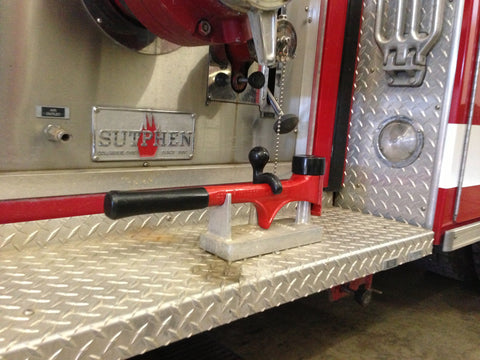 Span-Hammer mounter horizontally in holder on fire truck
