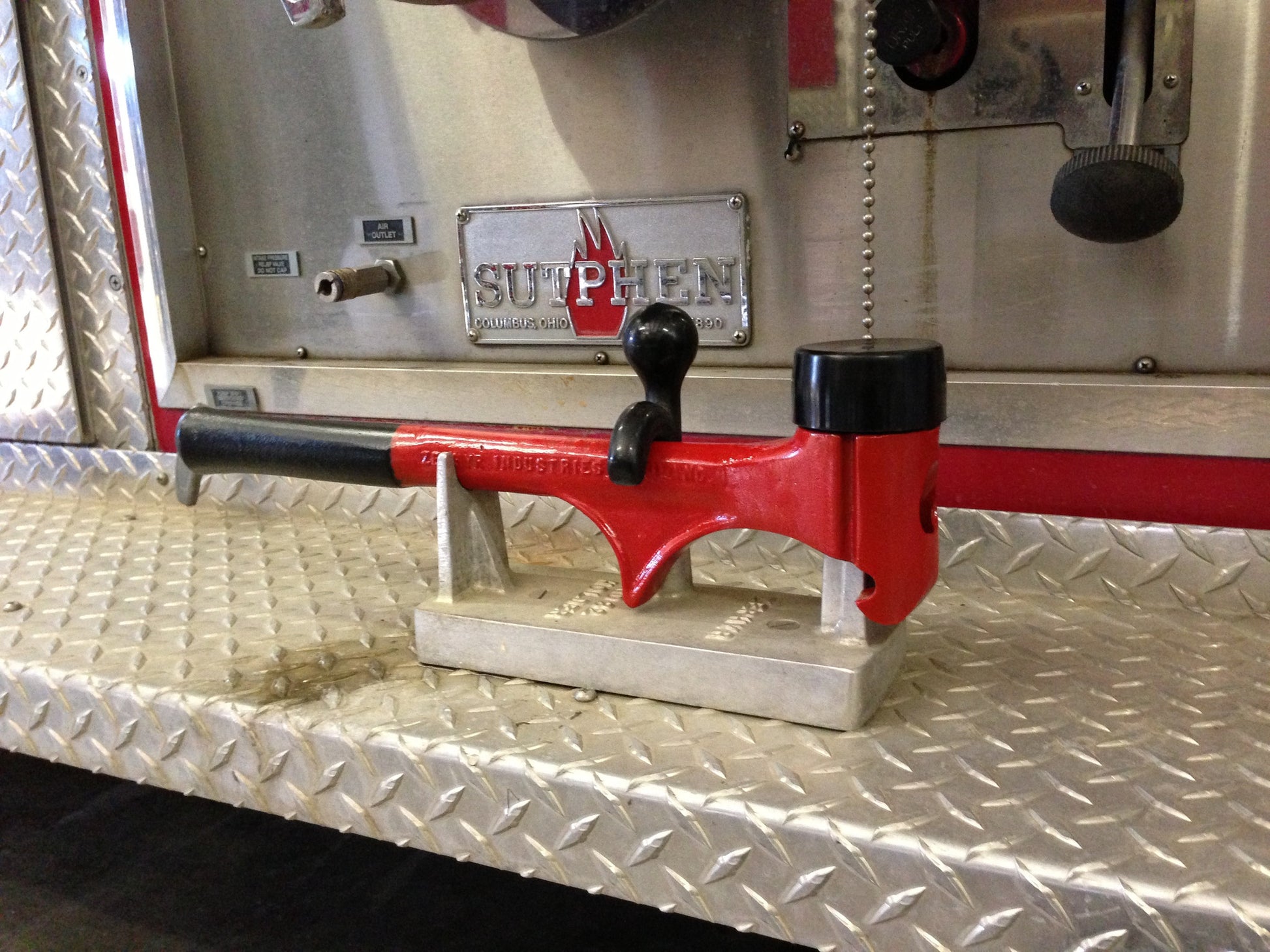 Span-hammer mounted horizontally in a truck